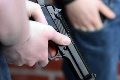 В ХМАО ученик явился в школу с топором и пистолетом