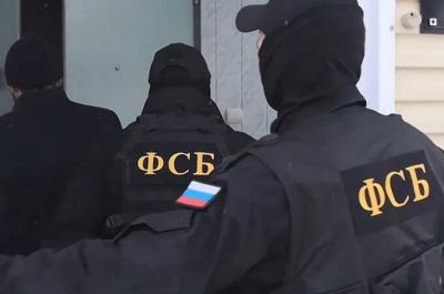 ФСБ с помпой арестовала &laquo;значительного коррупционера&raquo;: депутата от КПРФ Андрея Чернобая поймали на хищении зарплаты своих помощников в его "роскошном особняке"